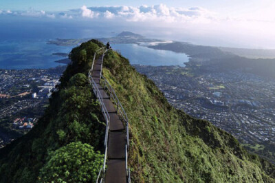 美国夏威夷的海库阶梯，夏威夷的海库阶梯(Haiku Stairs)雾气迷蒙，从高处往下看实在是太过陡峭，又没有尽头。阶梯一共有3922级台阶，始建于1942年，因为太过危险，现在已经永久关闭。看这狭窄、近乎垂直的阶梯，要是…