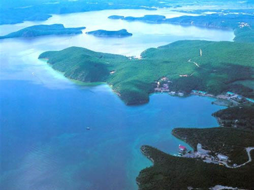 黑龙江江湾空旷辽阔呈大气 黑龙江即古墨水。《山海经》中&amp;quot;西望幽都之山洛水出焉&amp;quot;，郭璞注洛水即墨水。《魏书》中称完水。《北史》有&amp;quot;乌洛侯国西北有完水车北流合于难水&amp;quot;之载。《旧唐书、室韦传》作望建河。两部唐书所指应为一河，即今为额尔古纳河和黑龙江的上游部分。《太平环宇记》称乌桓水，至金代始称黑龙江。黑龙江为汉语之名，蒙古语称哈喇木伦，满语称为萨哈连乌拉，三种语言表达的意思都是墨色的江。俄罗斯人则称为阿穆尔河。