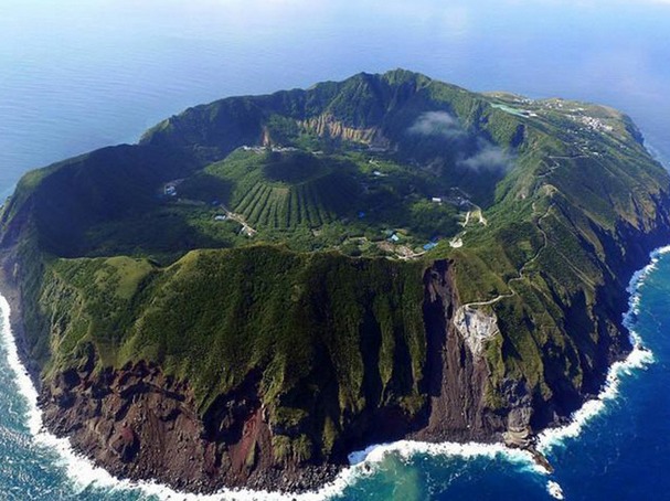 菲律宾，一个200人的村子建在火山口中。