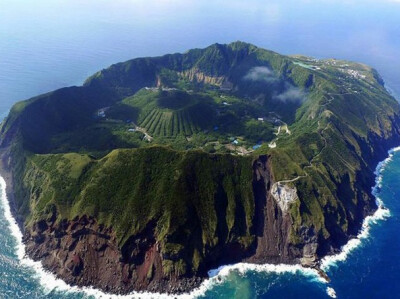 菲律賓，一個200人的村子建在火山口中。