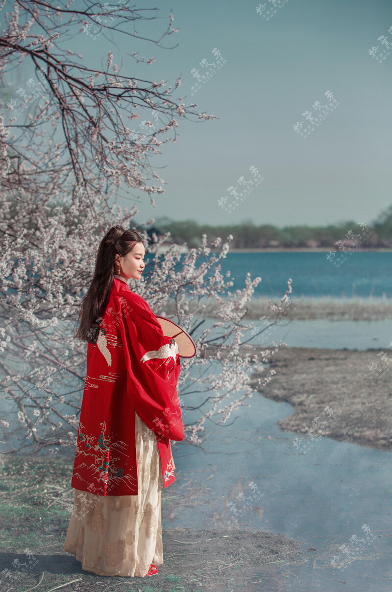 【西堤桃花】轻舟飞渡，再踏西堤路。春风十里桃花，柳丝绿到天涯。玉兰新盏胜雪，衔泥燕子人家。【转载需授权】摄影@粉黛流芳中国古典服饰艺术摄影