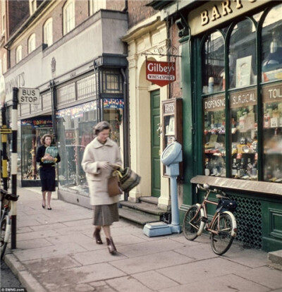 一个英国女人在跳蚤市场里买到了几千张二战之后1950年到1960年的英国人民生活的照片，照片里的人物神态各种悠闲，对比一下今天，发现英国人民一直活得很坦然舒适。。至于里面的景物和建筑，也和今天没多大差异，仿佛…