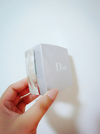 Dior Capture活肤驻颜焕采蜜粉散粉，其实不是自己买的，是小姨送的，粉质很细，带着非常细腻的珠光，还不错⊙▽⊙