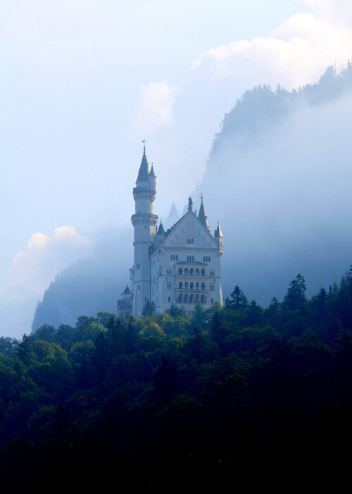 Neuschwanstein Castle,Hohenschwangau,Bavaria,Germany (von o palsson)。德国巴伐利亚新天鹅堡。座城堡是巴伐利亚国王路德维希二世建造，位在德国巴伐利亚省福森市，在德国东南与奥地利的边界上，城堡就蓋在隶属阿尔卑斯山山脈一个近一千公尺高的山顶上新天鹅堡的外型也激发了许多现代童話城堡的灵感。