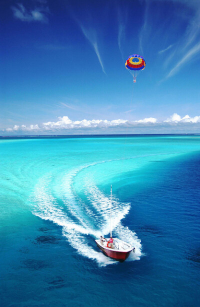 Parasail in Bora Bora Island, French Polynesia(by xaviermaire)。博拉博拉岛（波拉波拉岛），法属波利尼西亚。太平洋东南部社会群岛岛屿。全岛由一个主岛与周围环礁所组成，主岛与环礁间拥有大片的清澈浅水，其中…