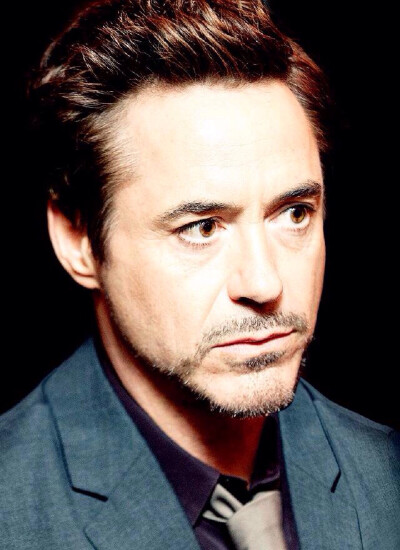 小罗伯特·唐尼（Robert Downey Jr.），1965年4月4日出生于纽约州纽约市，美国电影演员、制片人。