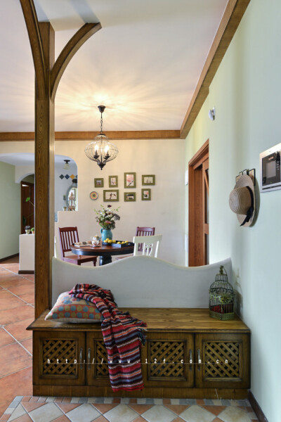 时光流过，中世纪早已越走越远， 然而心中的乡间田野却希望依旧保留着数百年前的风韵， 走在野外，瓦蓝的天空中有几朵云彩，阳光软软的， 没有刺眼的光芒，近处的草木破浪般的随风摇摆， 远处起伏的山丘也像是土地涌…