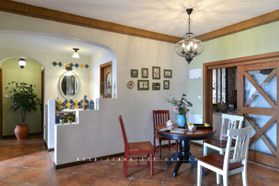 时光流过，中世纪早已越走越远， 然而心中的乡间田野却希望依旧保留着数百年前的风韵， 走在野外，瓦蓝的天空中有几朵云彩，阳光软软的， 没有刺眼的光芒，近处的草木破浪般的随风摇摆， 远处起伏的山丘也像是土地涌…