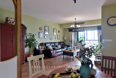 时光流过，中世纪早已越走越远， 然而心中的乡间田野却希望依旧保留着数百年前的风韵， 走在野外，瓦蓝的天空中有几朵云彩，阳光软软的， 没有刺眼的光芒，近处的草木破浪般的随风摇摆， 远处起伏的山丘也像是土地涌…