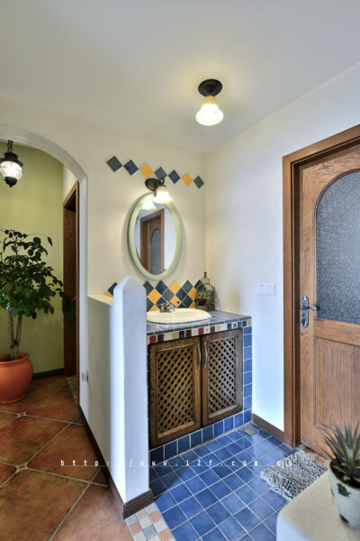 时光流过，中世纪早已越走越远， 然而心中的乡间田野却希望依旧保留着数百年前的风韵， 走在野外，瓦蓝的天空中有几朵云彩，阳光软软的， 没有刺眼的光芒，近处的草木破浪般的随风摇摆， 远处起伏的山丘也像是土地涌…