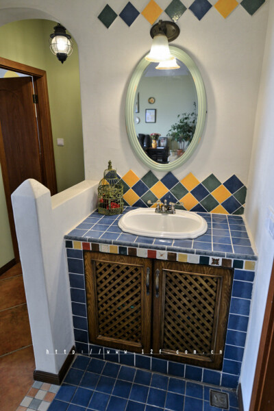 时光流过，中世纪早已越走越远， 然而心中的乡间田野却希望依旧保留着数百年前的风韵， 走在野外，瓦蓝的天空中有几朵云彩，阳光软软的， 没有刺眼的光芒，近处的草木破浪般的随风摇摆， 远处起伏的山丘也像是土地涌…