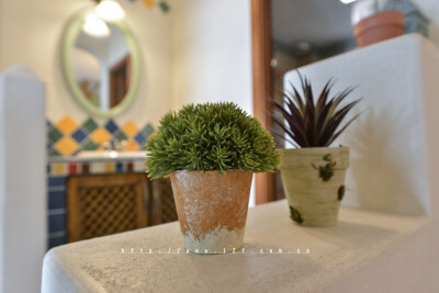 时光流过，中世纪早已越走越远， 然而心中的乡间田野却希望依旧保留着数百年前的风韵， 走在野外，瓦蓝的天空中有几朵云彩，阳光软软的， 没有刺眼的光芒，近处的草木破浪般的随风摇摆， 远处起伏的山丘也像是土地涌…