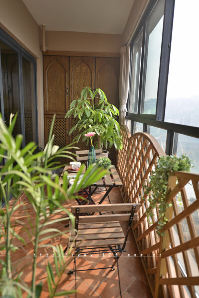 时光流过，中世纪早已越走越远， 然而心中的乡间田野却希望依旧保留着数百年前的风韵， 走在野外，瓦蓝的天空中有几朵云彩，阳光软软的， 没有刺眼的光芒，近处的草木破浪般的随风摇摆， 远处起伏的山丘也像是土地涌…