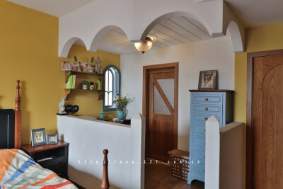 时光流过，中世纪早已越走越远， 然而心中的乡间田野却希望依旧保留着数百年前的风韵， 走在野外，瓦蓝的天空中有几朵云彩，阳光软软的， 没有刺眼的光芒，近处的草木破浪般的随风摇摆， 远处起伏的山丘也像是土地涌…