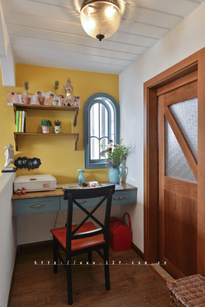 时光流过，中世纪早已越走越远， 然而心中的乡间田野却希望依旧保留着数百年前的风韵， 走在野外，瓦蓝的天空中有几朵云彩，阳光软软的， 没有刺眼的光芒，近处的草木破浪般的随风摇摆， 远处起伏的山丘也像是土地涌…