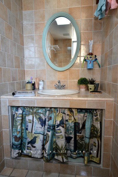 时光流过，中世纪早已越走越远， 然而心中的乡间田野却希望依旧保留着数百年前的风韵， 走在野外，瓦蓝的天空中有几朵云彩，阳光软软的， 没有刺眼的光芒，近处的草木破浪般的随风摇摆， 远处起伏的山丘也像是土地涌…