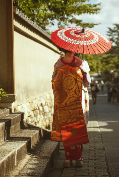 围墙外，古道上，红伞，佳人。【来自京都的魅力，洒落带】