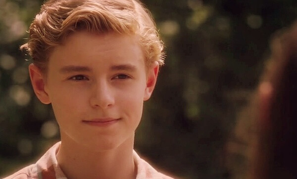 卡兰·麦克奥利菲（Callan McAuliffe），1995年1月24日出生于澳大利亚悉尼，演员。15岁处女作〔怦然心动〕哎呦我去，各种360°无死角，看的我鼻血横流春心荡漾，各种耍流氓~\(≧▽≦)/~原来心中童年里那个那个少年是真的存在的。