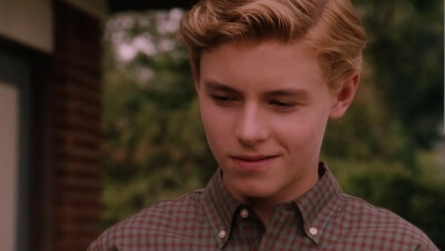 卡兰·麦克奥利菲（Callan McAuliffe），1995年1月24日出生于澳大利亚悉尼，演员。15岁处女作〔怦然心动〕哎呦我去，各种360°无死角，看的我鼻血横流春心荡漾，各种耍流氓~\(≧▽≦)/~原来心中童年里那个那个少年是真…