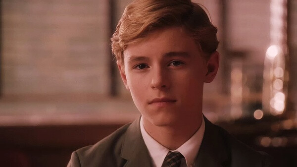 卡兰·麦克奥利菲（Callan McAuliffe），1995年1月24日出生于澳大利亚悉尼，演员。15岁处女作〔怦然心动〕哎呦我去，各种360°无死角，看的我鼻血横流春心荡漾，各种耍流氓~\(≧▽≦)/~原来心中童年里那个那个少年是真的存在的。