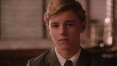 卡兰·麦克奥利菲（Callan McAuliffe），1995年1月24日出生于澳大利亚悉尼，演员。15岁处女作〔怦然心动〕哎呦我去，各种360°无死角，看的我鼻血横流春心荡漾，各种耍流氓~\(≧▽≦)/~原来心中童年里那个那个少年是真…