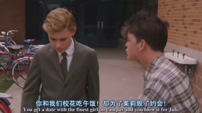 卡兰·麦克奥利菲（Callan McAuliffe），1995年1月24日出生于澳大利亚悉尼，演员。15岁处女作〔怦然心动〕哎呦我去，各种360°无死角，看的我鼻血横流春心荡漾，各种耍流氓~\(≧▽≦)/~原来心中童年里那个那个少年是真…