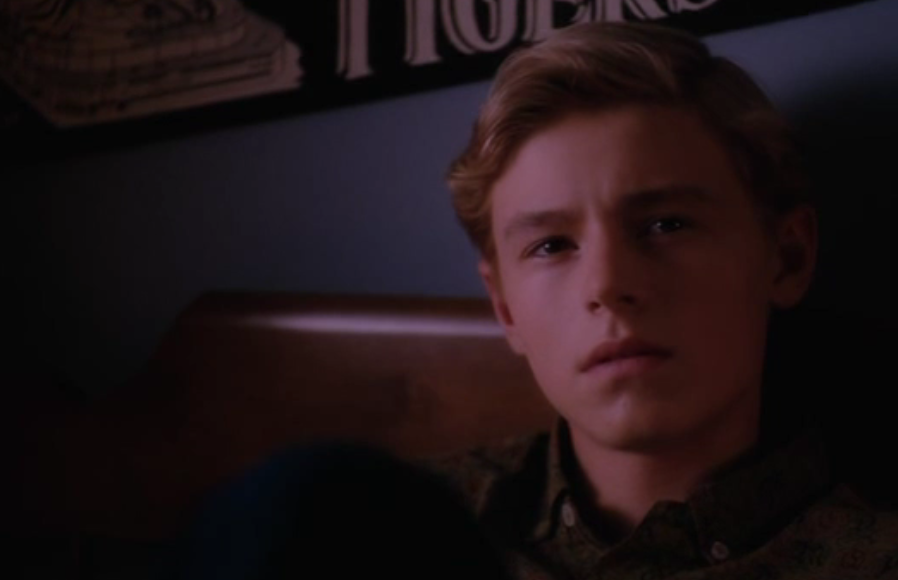 卡兰·麦克奥利菲（Callan McAuliffe），1995年1月24日出生于澳大利亚悉尼，演员。15岁处女作〔怦然心动〕哎呦我去，各种360°无死角，看的我鼻血横流春心荡漾，各种耍流氓~\(≧▽≦)/~原来心中童年里那个那个少年是真的存在的。