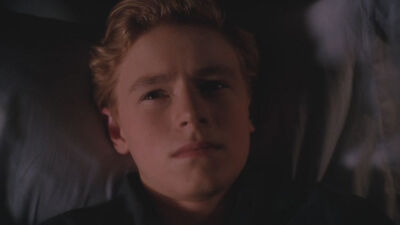 卡兰·麦克奥利菲（Callan McAuliffe），1995年1月24日出生于澳大利亚悉尼，演员。15岁处女作〔怦然心动〕哎呦我去，各种360°无死角，看的我鼻血横流春心荡漾，各种耍流氓~\(≧▽≦)/~原来心中童年里那个那个少年是真…