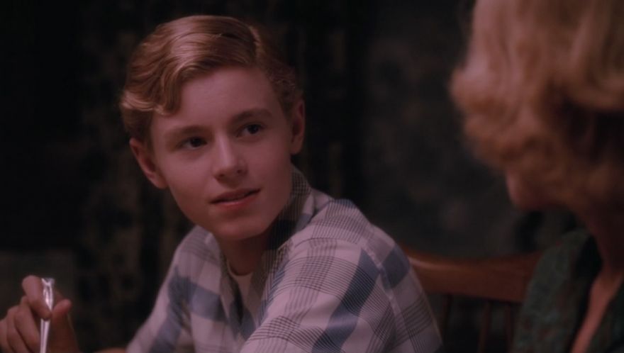 卡兰·麦克奥利菲（Callan McAuliffe），1995年1月24日出生于澳大利亚悉尼，演员。15岁处女作〔怦然心动〕哎呦我去，各种360°无死角，看的我鼻血横流春心荡漾，各种耍流氓~\(≧▽≦)/~原来心中童年里那个那个少年是真的存在的。