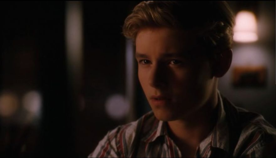 卡兰·麦克奥利菲（Callan McAuliffe），1995年1月24日出生于澳大利亚悉尼，演员。15岁处女作〔怦然心动〕哎呦我去，各种360°无死角，看的我鼻血横流春心荡漾，各种耍流氓~\(≧▽≦)/~原来心中童年里那个那个少年是真的存在的。