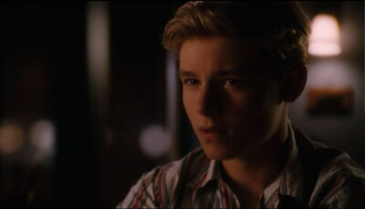 卡兰·麦克奥利菲（Callan McAuliffe），1995年1月24日出生于澳大利亚悉尼，演员。15岁处女作〔怦然心动〕哎呦我去，各种360°无死角，看的我鼻血横流春心荡漾，各种耍流氓~\(≧▽≦)/~原来心中童年里那个那个少年是真…