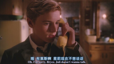 卡兰·麦克奥利菲（Callan McAuliffe），1995年1月24日出生于澳大利亚悉尼，演员。15岁处女作〔怦然心动〕哎呦我去，各种360°无死角，看的我鼻血横流春心荡漾，各种耍流氓~\(≧▽≦)/~原来心中童年里那个那个少年是真…