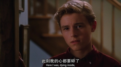 卡兰·麦克奥利菲（Callan McAuliffe），1995年1月24日出生于澳大利亚悉尼，演员。15岁处女作〔怦然心动〕哎呦我去，各种360°无死角，看的我鼻血横流春心荡漾，各种耍流氓~\(≧▽≦)/~原来心中童年里那个那个少年是真…