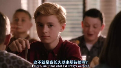 卡兰·麦克奥利菲（Callan McAuliffe），1995年1月24日出生于澳大利亚悉尼，演员。15岁处女作〔怦然心动〕哎呦我去，各种360°无死角，看的我鼻血横流春心荡漾，各种耍流氓~\(≧▽≦)/~原来心中童年里那个那个少年是真…