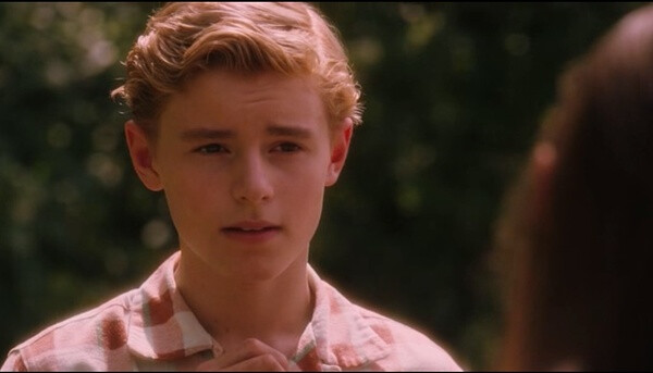 卡兰·麦克奥利菲（Callan McAuliffe），1995年1月24日出生于澳大利亚悉尼，演员。15岁处女作〔怦然心动〕哎呦我去，各种360°无死角，看的我鼻血横流春心荡漾，各种耍流氓~\(≧▽≦)/~原来心中童年里那个那个少年是真的存在的。