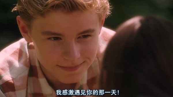 卡兰·麦克奥利菲（Callan McAuliffe），1995年1月24日出生于澳大利亚悉尼，演员。15岁处女作〔怦然心动〕哎呦我去，各种360°无死角，看的我鼻血横流春心荡漾，各种耍流氓~\(≧▽≦)/~原来心中童年里那个那个少年是真的存在的。