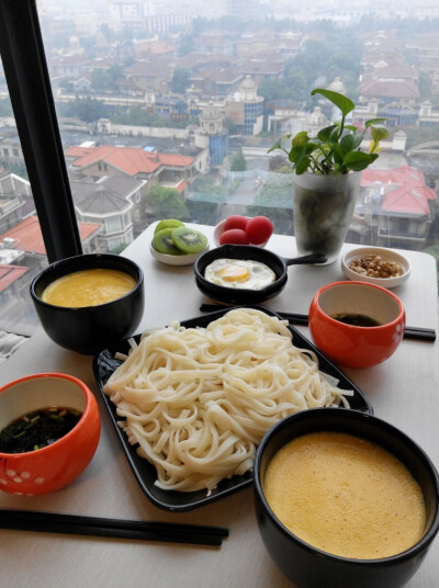 20150523 早餐 雨 今早有人放弃懒觉起早陪我吃早饭，两人份乌冬冷面，南瓜奶昔，陪吃的奖励煎鸡蛋，吃到一半才记得还有酸姜和青瓜没拿出来，难怪拍照时觉得少了些什么东西。