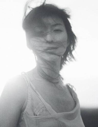 女生头像 黑白照片 黑白头像 “ 你现在不喜欢我，下辈子我一定长成你喜欢的样子，然后不喜欢你！”
