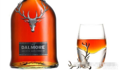 达尔摩62威士忌 （The Dalmore 62） 20万美元 该款世界最昂贵的威士忌之一于2012年9月发售。该酒仅出产12瓶，酒瓶上拥有12个分叉的鹿角是其最醒目的标志。