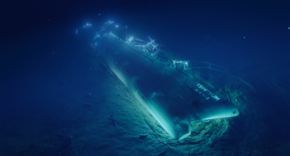 《少年pi的奇幻漂流》，绝望的夜晚，pi凝视神秘的深邃的大海，在最深处他看到的是他的思念....沉船