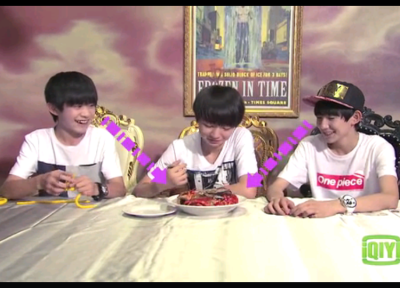 tfboys 看着吃的，开始嘴馋的两位弟弟