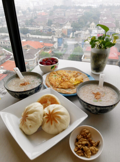 20150524 早餐 雨 Sundaybrunch，瑶柱牛肉粥，水煎菜包，煎饼果子，很对味。为自已加油！！！