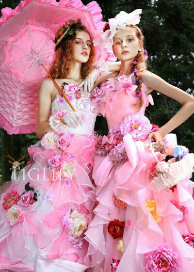 奇幻多彩的日本婚纱品牌TIGLILY推出了一个华丽的新2015春夏婚纱系列，不同的颜色和面料巧妙地装饰着鲜花和花边，摇身一变就像置身爱丽丝梦游仙境。