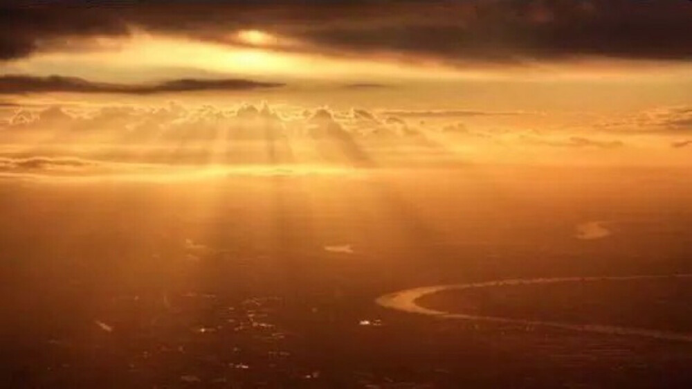 坐著飛機去旅行✈ 靜靜地看著那那夕陽躲在雲朵後面 秀秀的偷撒出了一隙暖光