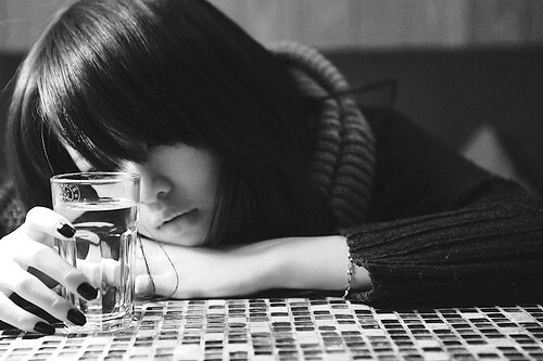 为何你能携手一世，我却单形影只