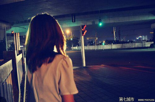 为何你能携手一世，我却单形影只