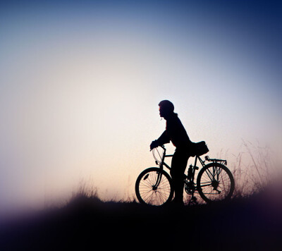 为何你能携手一世，我却单形影只