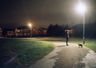 为何你能携手一世，我却单形影只