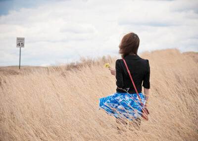 为何你能携手一世，我却单形影只