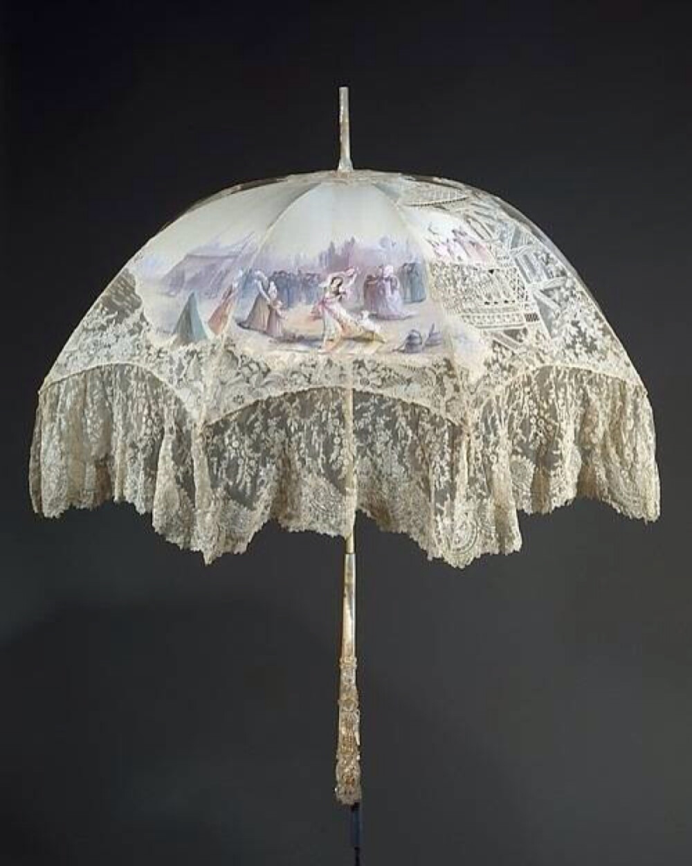 手绘的装饰伞，纯手绘的图案，真丝蕾丝＋珍珠母贝的材质，非常精美。 ca. 1896。